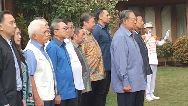 Ketua Majelis Tinggi Partai Demokrat Susilo Bambang Yudhoyono bersama Ketua Umum Partai Demokrat Agus Harimurti Yudhoyono bertemu Bacapres Koalisi Indonesia Maju Prabowo Subianto di Hambalang, Bogor, Minggu (17/9/2023). Foto: Kumparan.