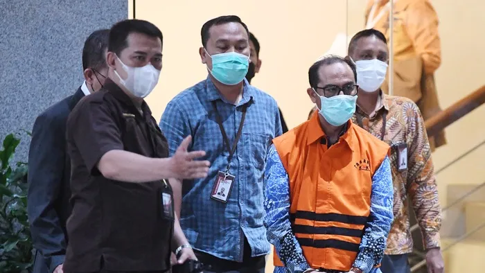 Kasus dugaan suap penanganan perkara di Mahkamah Agung (MA) yang menjerat hakim agung Gazalba Saleh (kedua kanan) berjalan dengan mengenakan rompi tahanan usai menjalani pemeriksaan di gedung KPK, Jakarta, Kamis (8/12/2022). ANTARA FOTO/Akbar Nugroho Gumay/hp.  