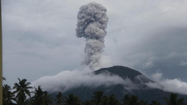 Gunung Ruang Erupsi, Bandara Sam Ratulangi Manado Ditutup Sesaat