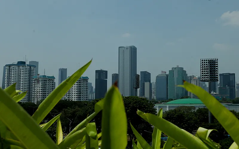 Kualitas udara di Jakarta masih buruk. Berdasarkan data situs pemantau kualitas udara IQAir, Jakarta menduduki posisi keenam sebagai kota dengan udara terburuk di dunia. kualitas udara di Jakarta termasuk kategori oranye, tidak sehat untuk kelompok sensitif dengan level polutan PM2.5 sebesar 42.2 µg/m³. Adapun US AQI 116, artinya kadar polutan PM 2,5 di wilayah Jakarta 8,3 kali lipat dari nilai pedoman kualitas udara tahunan WHO. Robinsar Nainggolan