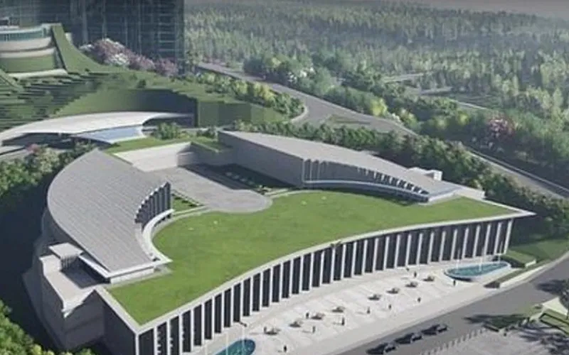 Pemerintah terus menggeber proyek Ibu Kota Negara (IKN) Nusantara. Sesuai amaran UU IKN, terhitung awal tahun 2024 pusat Pemerintahan RI sudah mesti hijrah kota baru di Kalimantan Timur ini. Presiden Joko Widodo sempat menyatakan sudah ngebet ingin segera pindah dan merayakan HUT RI Ke 79 17 Agustus 2024 di IKN yang baru. Sebagai salah satu proyek mercusuar Era Jokowi, bagaimana perjalanan proyek ini di tengah wacana tentang anggaran dan pengawasan?