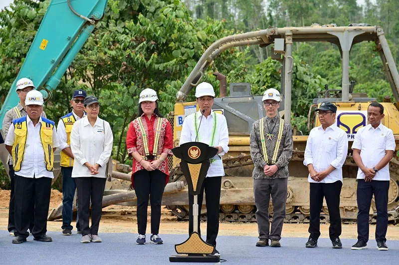 Presiden Joko Widodo (Jokowi) melakukan groundbreaking atau peletakan batu pertama Rumah Sakit Abdi Waluyo di kawasan Ibu Kota Nusantara (IKN), Penajam Paser Utara, Kalimantan Timur, pada Jumat, 22 September 2023. RS tersebut merupakan fasilitas kesehatan yang pertama dibangun di IKN. Foto: Sekretariat Presiden.