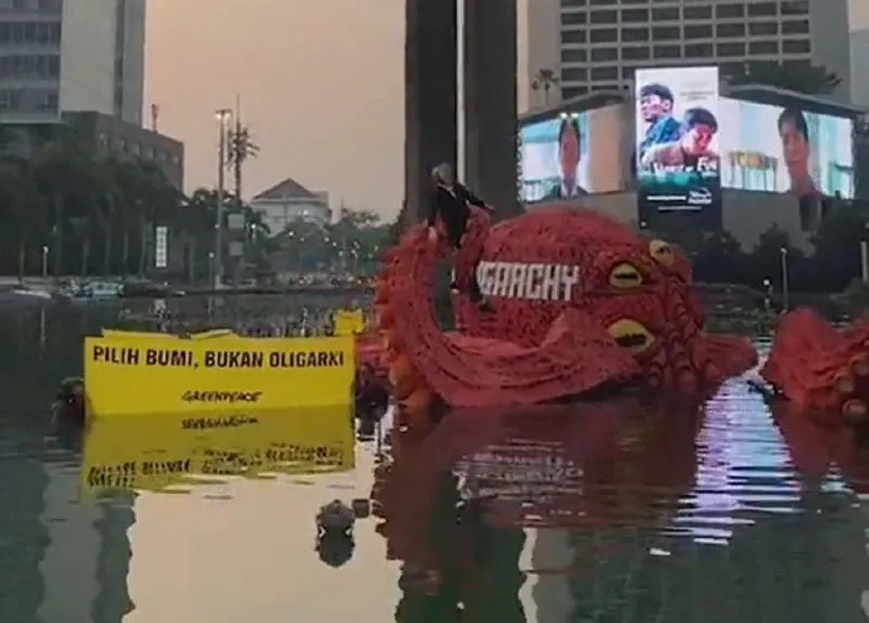 Aktivis Greenpeace Ditangkap Polisi usai Gelar Aksi Tolak Oligarki. (Instagram Greenpeace).