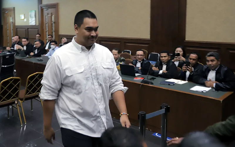 Menteri Pemuda dan Olahraga (Menpora) Dito Ariotedjo memenuhi panggilan sidang kasus dugaan korupsi proyek BTS 4G. Dito dipanggil dalam kapasitas sebagai saksi di Pengadilan Negeri Jakarta Pusat, Rabu ( 11/10/2023). Dito Ariotedjo membantah menerima uang sebanyak Rp 27 miliar untuk pengamanan kasus dugaan korupsi BTS 4G. Robinsar Nainggolan
