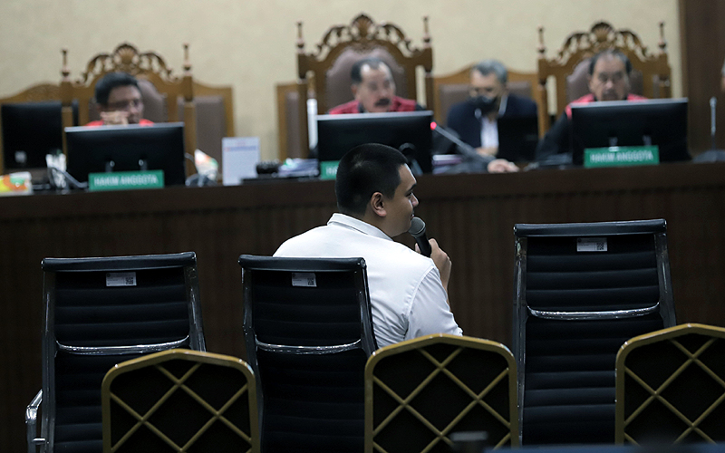 Menteri Pemuda dan Olahraga (Menpora) Dito Ariotedjo memenuhi panggilan sidang kasus dugaan korupsi proyek BTS 4G. Dito dipanggil dalam kapasitas sebagai saksi di Pengadilan Negeri Jakarta Pusat, Rabu ( 11/10/2023). Dito Ariotedjo membantah menerima uang sebanyak Rp 27 miliar untuk pengamanan kasus dugaan korupsi BTS 4G. Robinsar Nainggolan