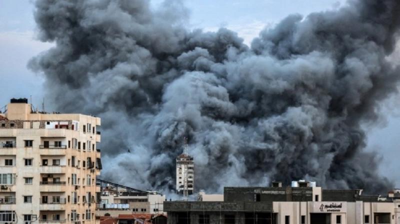 gedung-gedung yang terkena serangan udara Israel di Kota Gaza, Palestina, Sabtu (7/10/2023). [MAHMUD HAMS / AFP]