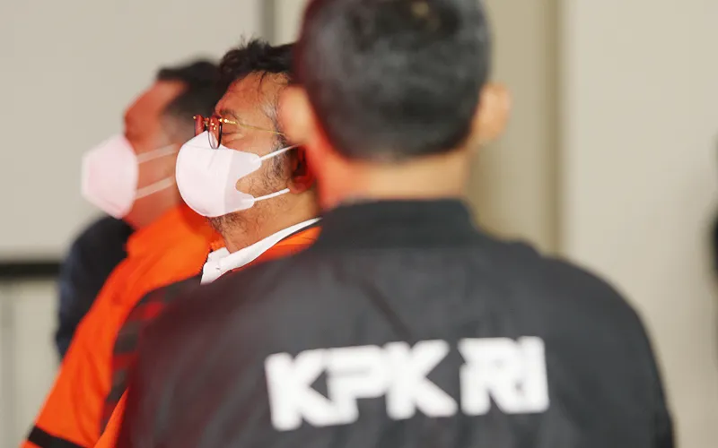 Komisi Pemberantasan Korupsi (KPK) resmi menahan mantan Menteri Pertanian (Mentan) Syahrul Yasin Limpo dan Direktur Alat dan Mesin Pertanian Direktorat Jenderal Prasarana dan Sarana Kementerian Pertanian Muhammad Hatta usai menjalani pemeriksaan sebagai tersangka, Jumat (13/10/2023). Syahrul Yasin Limpo merupakan tersangka kasus dugaan korupsi berupa pemerasan dalam jabatan, gratifikasi dan tindak pidana pencucian uang (TPPU) di lingkungan Kementerian Pertanian (Kementan). Robinsar Nainggolan