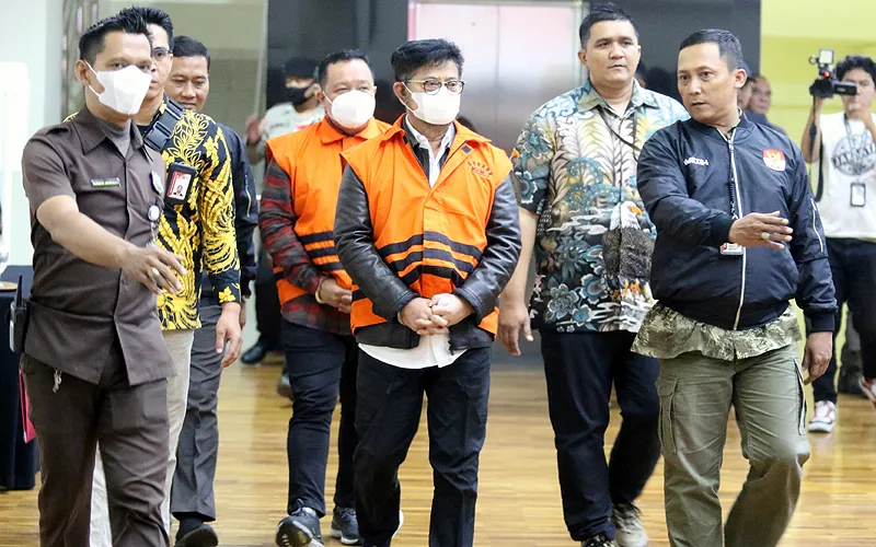 Komisi Pemberantasan Korupsi (KPK) resmi menahan mantan Menteri Pertanian (Mentan) Syahrul Yasin Limpo dan Direktur Alat dan Mesin Pertanian Direktorat Jenderal Prasarana dan Sarana Kementerian Pertanian Muhammad Hatta usai menjalani pemeriksaan sebagai tersangka, Jumat (13/10/2023). Syahrul Yasin Limpo merupakan tersangka kasus dugaan korupsi berupa pemerasan dalam jabatan, gratifikasi dan tindak pidana pencucian uang (TPPU) di lingkungan Kementerian Pertanian (Kementan). Robinsar Nainggolan
