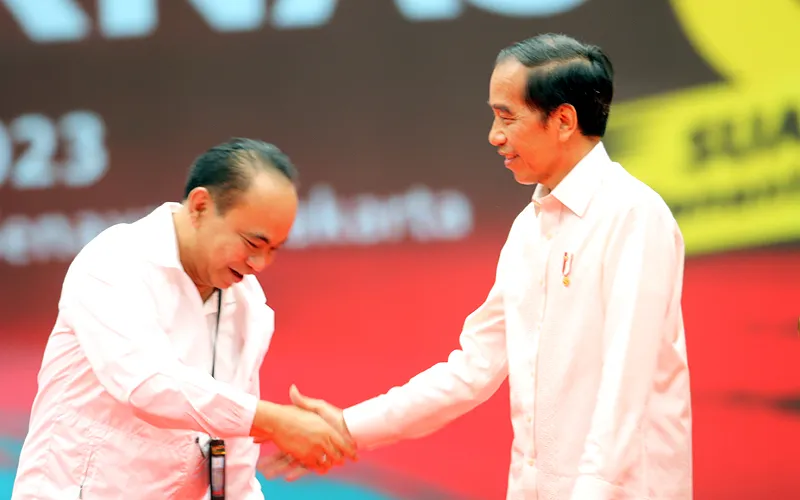 Presiden Indonesia Joko Widodo (Jokowi) hadiri Rakernas ke-VI Relawan Pro Jokowi (Projo) di Indonesia Arena, Kawasan Gelora Bung Karno (GBK) Senayan, Sabtu (14/10/2023). Dalam acara yang dihadiri ratusan relawan Projo itu, Jokowi meminta relawannya untuk tidak terburu-buru menentukan arah dukungan. Dia juga meminta relawannya untuk tidak mendesak dirinya segera menyatakan sosok yang didukung. Robinsar Nainggolan