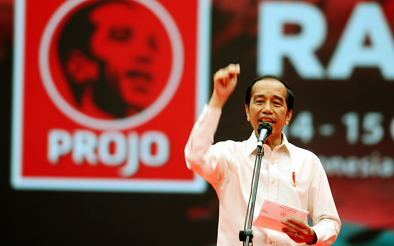 Presiden Indonesia Joko Widodo (Jokowi) hadiri Rakernas ke-VI Relawan Pro Jokowi (Projo) di Indonesia Arena, Kawasan Gelora Bung Karno (GBK) Senayan, Sabtu (14/10/2023). Dalam acara yang dihadiri ratusan relawan Projo itu, Jokowi meminta relawannya untuk tidak terburu-buru menentukan arah dukungan. Dia juga meminta relawannya untuk tidak mendesak dirinya segera menyatakan sosok yang didukung. Robinsar Nainggolan