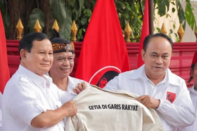  Ketua Umum Projo Budi Arie Setiadi menyampaikan dukungan kepada Bacapres Prabowo Subianto dalam deklarasi yang digelar di kediaman Prabowo Subianto di Jalan Kartanegara, Jakarta Selatan, Sabtu (14/10/2023) sore. (ist)