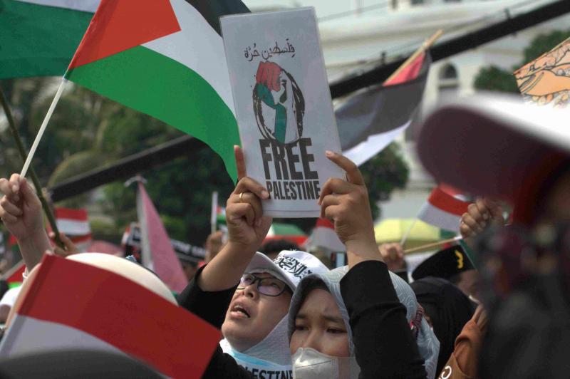 Aksi Bela Palestina dari Koalisi Indonesia Bela Baitul Maqdis (KIBBM) saat mengikuti aksi solidaritas kepada masyarakat Palestina di lapangan Masjid Al-Azhar, Jakarta, Ahad (15/10/2023).