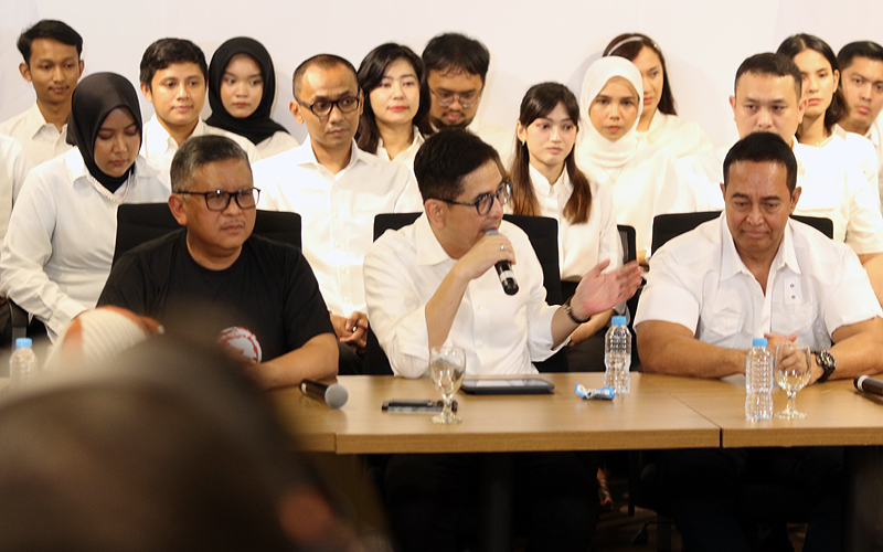 Tim sukses Ganjar Pranowo meresmikan Media Center Tim Pemenangan Nasional Ganjar Presiden (TPNGP) di Jalan Cemara Nomor 19, Menteng, Jakarta Pusat, Minggu (15/10/2023) malam. Sejumlah tokoh hadir dalam acara peresmian tersebut, di antaranya Sekretaris Jenderal PDIP Hasto Kristiyanto, Ketua Koordinator TPN Arsjad Rasjid, Wakil Ketua Koordinator TPN Jenderal Purnawirawan Andika Perkasa, Komjen Purnawirawan Gatot Eddy Pramono. Robinsar Nainggolan