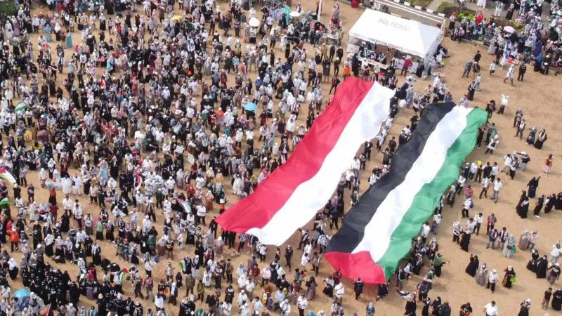 Massa dari Koalisi Indonesia Bela Baitul Maqdis (KIBBM) saat mengikuti aksi solidaritas kepada masyarakat Palestina di lapangan Masjid Al-Azhar, Jakarta, Ahad (15/10/2023).