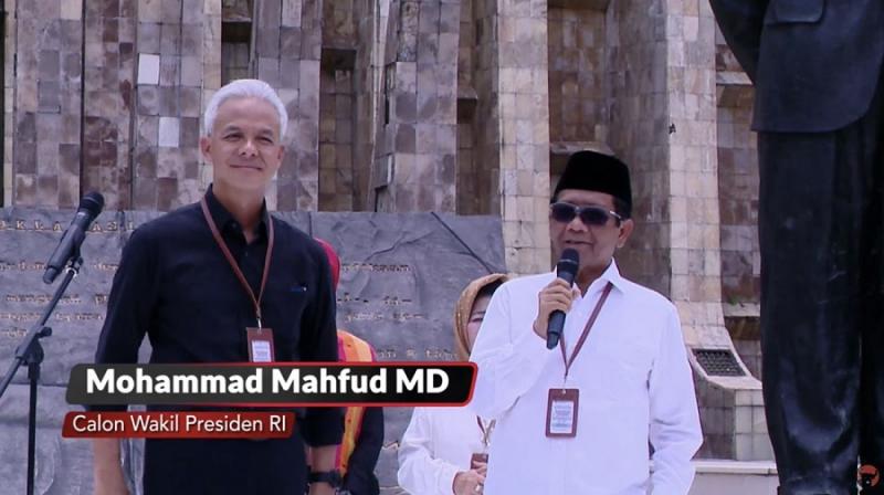Ketika Mahfud MD Kenakan Kemeja Putih saat Gagal Jadi Cawapres Jokowi. (Tangkapan Layar Youtube PDIP).