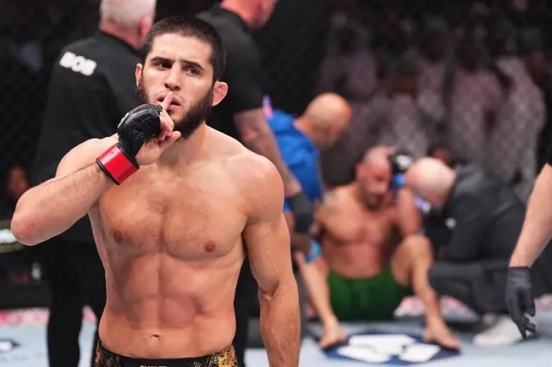 Islam Makhachev Menang KO di UFC 294, Ini Respons Khabib dan McGregor. (mmafighting).