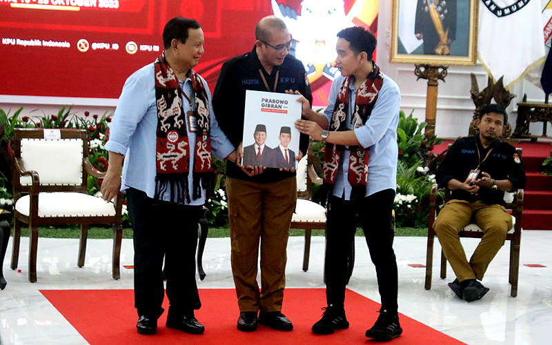Prabowo Subianto dan Gibran Rakabuming Raka resmi mendaftar sebagai calon presiden dan calon wakil presiden ke KPU. Prabowo-Gibran menjadi pasangan ketiga yang mendaftar ke KPU, Rabu (25/10/2023). Prabowo dan Gibran tiba di KPU, Jakarta, sekira pukul 11.19 WIB. Prabowo-Gibran diantar para ketua umum partai politik di Koalisi Indonesia Maju (KIM) dalam pendaftaran hari ini. Robinsar Nainggolan