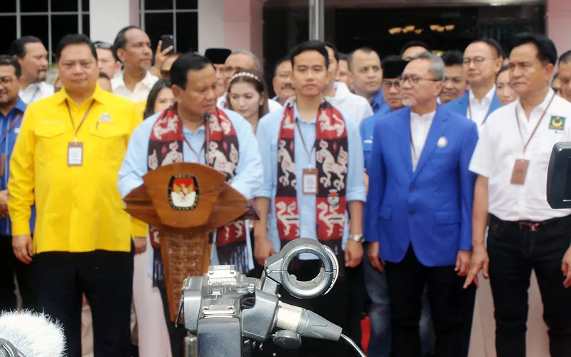 Prabowo Subianto dan Gibran Rakabuming Raka resmi mendaftar sebagai calon presiden dan calon wakil presiden ke KPU. Prabowo-Gibran menjadi pasangan ketiga yang mendaftar ke KPU, Rabu (25/10/2023). Prabowo dan Gibran tiba di KPU, Jakarta, sekira pukul 11.19 WIB. Prabowo-Gibran diantar para ketua umum partai politik di Koalisi Indonesia Maju (KIM) dalam pendaftaran hari ini. Robinsar Nainggolan