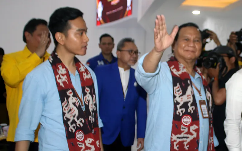 Prabowo Subianto dan Gibran Rakabuming Raka resmi mendaftar sebagai calon presiden dan calon wakil presiden ke KPU. Prabowo-Gibran menjadi pasangan ketiga yang mendaftar ke KPU, Rabu (25/10/2023). Prabowo dan Gibran tiba di KPU, Jakarta, sekira pukul 11.19 WIB. Prabowo-Gibran diantar para ketua umum partai politik di Koalisi Indonesia Maju (KIM) dalam pendaftaran hari ini. Robinsar Nainggolan