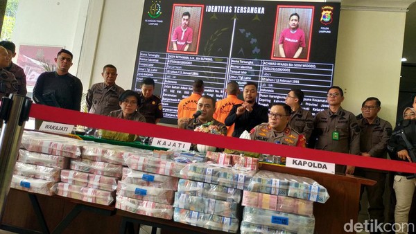 Penampakan tumpukan duit hasil TPPU jaringan narkoba Fredy Pratama (Foto: Tommy Saputra)