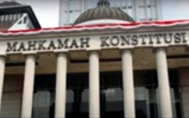 Polemik menguar dari gedung Mahkamah Konstitusi. Sebuah putusan yang memuluskan laju Gibran Rakabuming Raka menjadi bakal cawapres menuai protes. Posisi ayah Gibran, Joko Widodo sebagai Presiden RI dan Ketua MK Anwar Usman selaku pamannya, membuat plesetan MK sebagai Mahkamah Keluarga kembali mengemuka. Ada yang mengatakan ini adalah puncak KKN era Jokowi. Hal paling mengejutkan, jelang akhir, PDI Perjuangan selaku partai utama penopang Jokowi balik kanan, dia turut menghujat beleid ini.