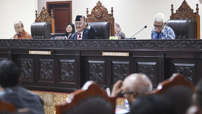 Ketua Majelis Kehormatan Mahkamah Konstitusi (MKMK) Jimly Asshiddiqie (tengah) didampingi anggota Wahiduddin Adams (kiri) dan Bintan R. Saragih (kanan) memimpin jalannya rapat perdana di Gedung II Mahkamah Konstitusi (MK), Jakarta, Kamis (26/10/2023). (ANTARA FOTO/M RISYAL HIDAYAT)