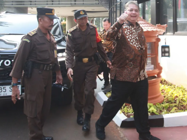 Menko Perekonomian Airlangga Hartarto saat memenuhi panggilan penyidik Kejaksaan Agung. (Antara)