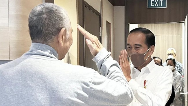Dalam unggahan di Instagram, Sabtu (4/11), Luhut menampilkan dirinya memberikan hormat kepada Jokowi saat datang menjenguknya. (Screenshot dari Instagram @luhut.pandjaitan )