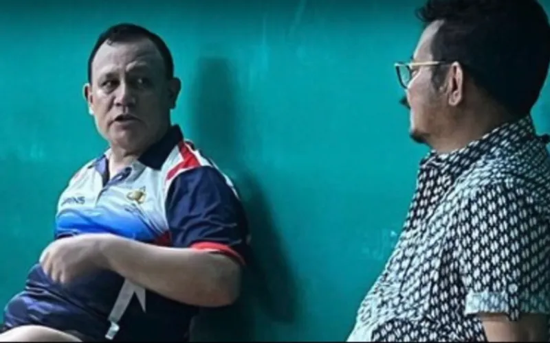 Komisi Pemberantasan Korupsi (KPK) beberapa hari terakhir ini terlihat begitu rajin menyampaikan berita penanganan korupsi. Firli disasar penyidik Polda Metro Jaya dalam dugaan pemerasan dalam jabatan terhadap mantan Menteri Pertanian Syahrul Yasin Limpo. Tak syak, tudingan KPK mendadak rajin mendadak rajin menangani kasus korupsi di seputar kabinet tak lepas daru upaya perlawanan Firli.