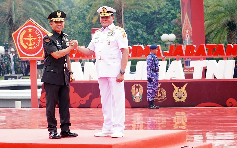 Panglima TNI Jenderal TNI Agus Subiyanto bersalam komando dengan TNI Laksamana TNI Yudo Margono usai serah terima jabatan di Mabes TNI Cilangkap, Cipayung, Jakarta Timur, Rabu (22/11/2023). Jenderal Agus Subiyanto resmi dilantik Presiden Joko Widodo (Jokowi) sebagai Panglima TNI menggantikan Laksamana Yudo Margono yang memasuki masa pensiun. Robinsar nainggolan
