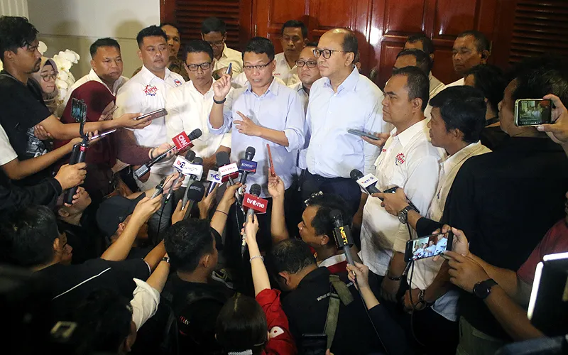 Presiden Presiden Konfederasi Serikat Pekerja Nusantara (KSPN) Ristadi memberikan dukungan kepada pasangan Capres dan Cawapres Koalisi Indonesia Maju (KIM) Prabowo-Gibran usai peretemuan dengan Prabowo Subianto dan Ketua TKN Rosan Roeslani di Rumah Kertanegara, Kebayoran Baru, Jakarta Selatan, Rabu (29/11/2023). Robinsar Nainggolan