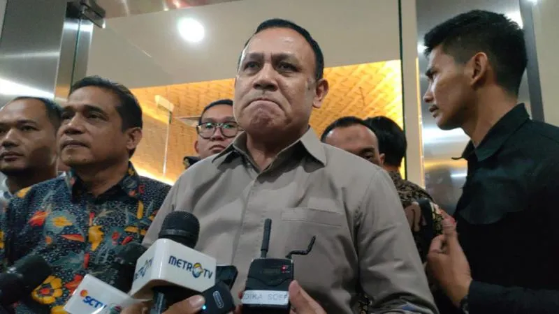 Ketua KPK non-aktif, Firli Bahuri usai menjalani pemeriksaan di Bareskrim Polri pada Jumat (1/12/2023). Sumber : Rizki Amana/tvOnenews.com  