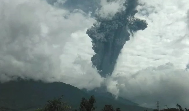Kondisi Gunung Marapi, Sumatra Barat, meletus pada Minggu (3/12/2023). (Bisnis)