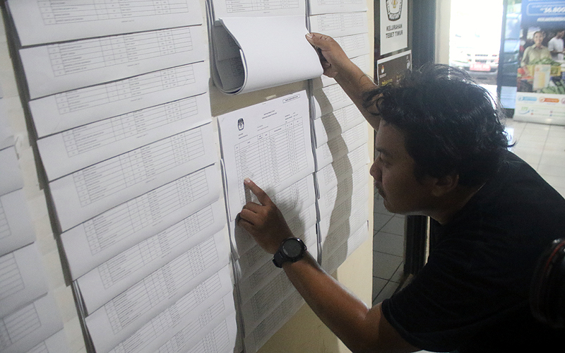 Warga melihat Daftar Pemilih Tetap (DPT) di Kantor Kelurahan Tebet Timur, Jakarta, Senin (4/12/2023). Menteri Komunikasi dan Informatika (Menkominfo) Budi Arie Setiadi mengatakan, sebanyak 204 juta data yang bocor dari situs resmi Komisi Pemilihan Umum (KPU) merupakan data daftar pemilih tetap (DPT) Pemilu 2024. Budi Arie menegaskan, bocornya data ini merupakan peringatan untuk KPU untuk menjaga sistemnya agar lebih baik. Robinsar Nainggolan