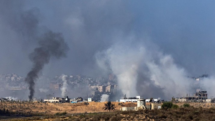 Tampak sebuah kawasan di Jalur Gaza luluh lantak akibat serangan Israel, Jumat (10/11/2023). (Reuters via  CNBC Indonesia)