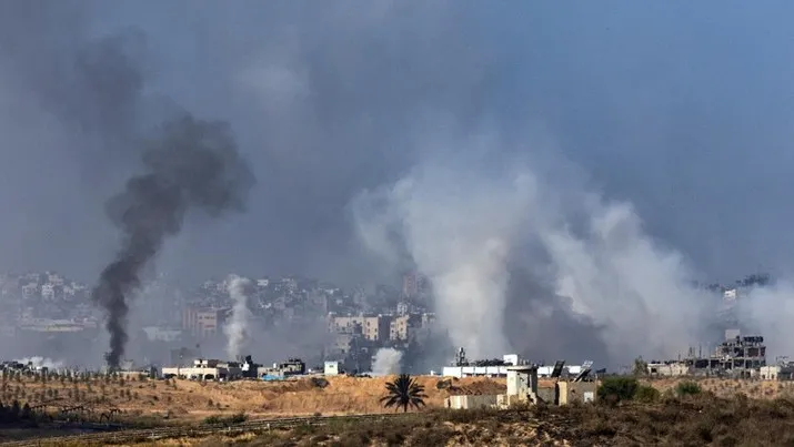 Tampak sebuah kawasan di Jalur Gaza luluh lantak akibat serangan Israel, Jumat (10/11/2023). (Reuters via  CNBC Indonesia)