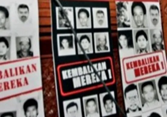 Deretan foto daftar orang hilang dalam peristiwa reformasi 1998 dan aktivis pro demokrasi (Dok.IKOHI)