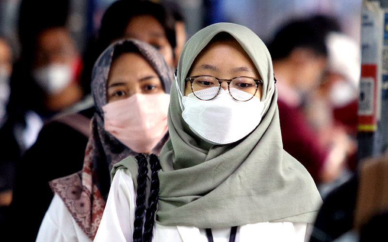 Warga beraktivitas menggunakan masker saat berada di Stasiun Sudirman, Jakarta, Rabu (14/12/2023). Pemerintah Provinsi (Pemprov) DKI Jakarta menggencarkan imbauan penggunaan masker dan mengikuti vaksinasi bagi kelompok rentan untuk mencegah penyebaran COVID-19. Adapun Dinas Kesehatan DKI Jakarta mencatat kasus COVID-19 mencatat sebanyak 271 orang terkonfirmasi positif COVID-19 pada 4-10 Desember 2023.