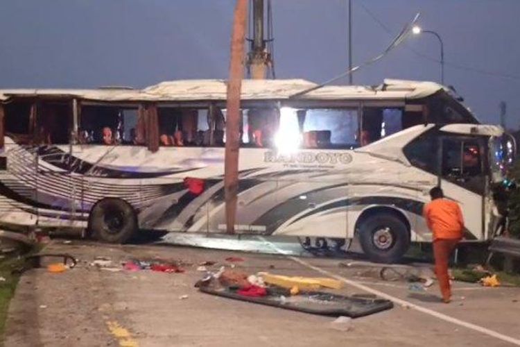 Tewaskan 12 Orang, Ini Pengakuan Sopir Bus Kecelakaan Maut di Cipali. (Tribun).