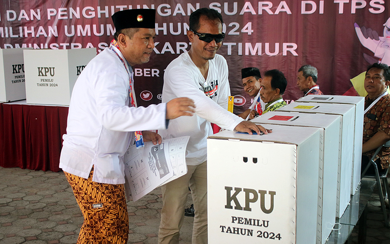 Komisi Pemilihan Umum (KPU) DKI Jakarta menggelar simulasi pemungutan dan penghitungan suara Pemilu 2024 perdana yang berlangsung di Kantor KPU Jakarta Timur, Pulogadung, Senin (18/12/2023). Simulasi ini salah satunya bertujuan untuk mempersiapkan bimbingan teknis bagi Panitia Pemilihan Kecamatan (PPK), Panitia Pemungutan Suara (PPS), serta Kelompok Penyelenggara Pemungutan Suara (KPPS). Juga memproyeksikan secara detail bagaimana pelayanan di tempat pemungutan suara (TPS) untuk masyarakat yang 