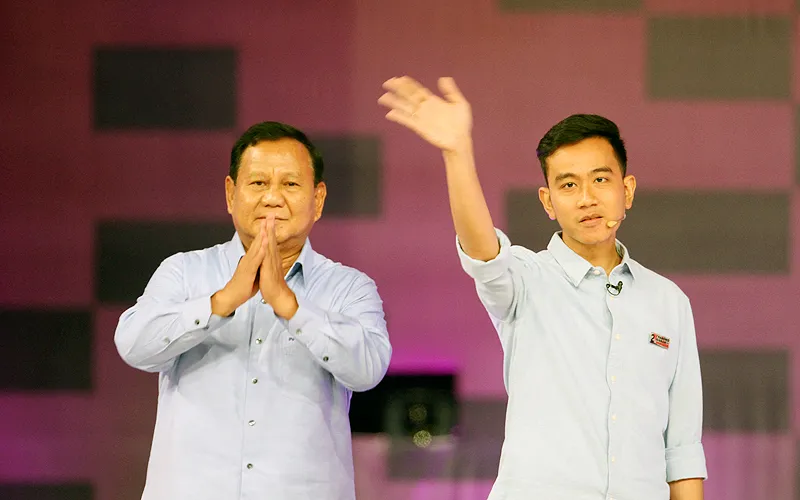 Tiga calon wakil presiden (cawapres) yang berkontestasi dalam Pilpres 2024 beradu gagasan dalam debat yang digelar di Jakarta, Jumat (22/12) malam. Debat Pilpres 2024 seri kedua mempertemukan tiga cawapres, yakni Muhaimin Iskandar, Gibran Rakabuming Raka, dan Mahfud MD. Gibran mendominasi dengan total 114,405 percakapan, 9,694 di media online dan 104,711 di Twitter. Robinsar Nainggolan