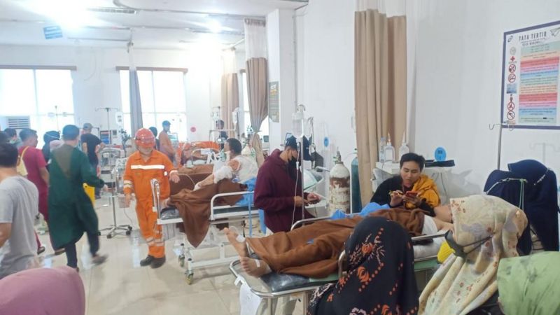 Sejumlah korban selamat dari kebakaran yang terjadi di tungku smelter PT ITSS di Morowali, Sulawesi Tengah mendapatkan perawatan medis. Foto: BBC Indonesia