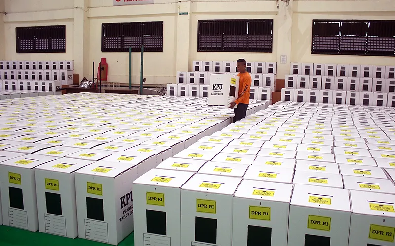 Total 2.068 kotak suara telah dirakit dan akan diisi surat suara, tinta, dan lain-lain untuk didistribusikan ke 517 TPS setiap kelurahan. Kotak suara yang sudah dirakit terlebih dahulu ditempatkan di GOR Otista dengan penjagaan petugas gabungan untuk selanjutnya didistribusikan ke masing-masing Kelurahan. Robinsar Nainggolan