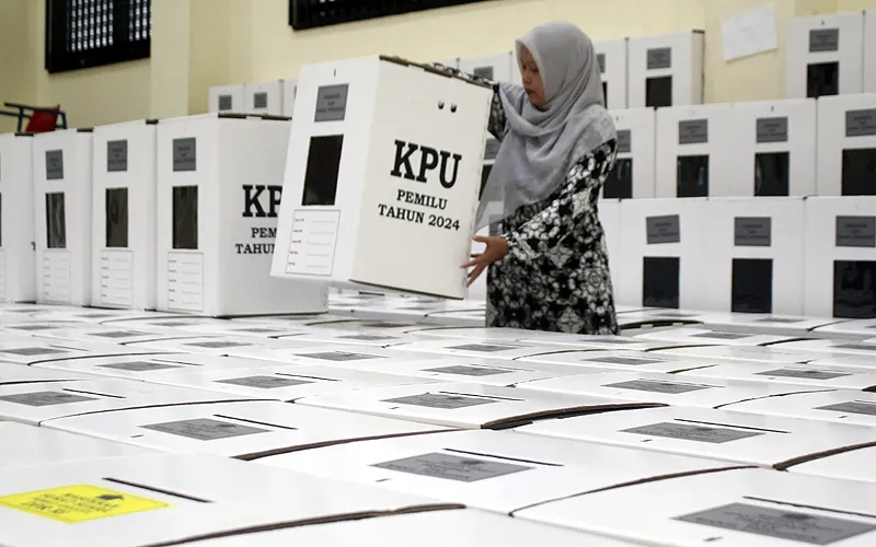 Ilustrasi logistik pemilu.Total 2.068 kotak suara telah dirakit dan akan diisi surat suara, tinta, dan lain-lain untuk didistribusikan ke 517 TPS setiap kelurahan. Kotak suara yang sudah dirakit terlebih dahulu ditempatkan di GOR Otista dengan penjagaan petugas gabungan untuk selanjutnya didistribusikan ke masing-masing Kelurahan. Robinsar Nainggolan