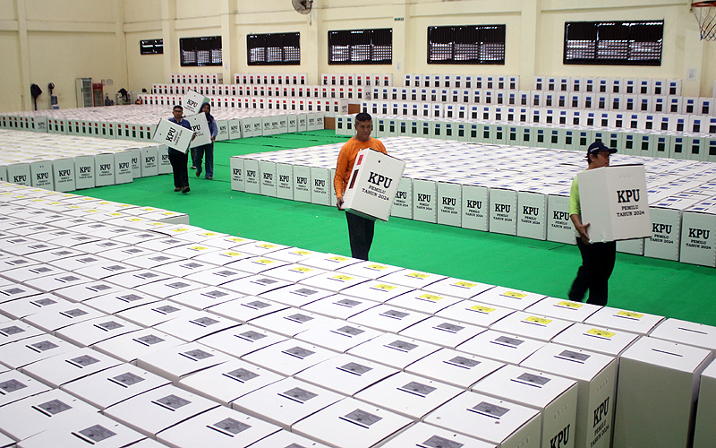 Total 2.068 kotak suara telah dirakit dan akan diisi surat suara, tinta, dan lain-lain untuk didistribusikan ke 517 TPS setiap kelurahan. Kotak suara yang sudah dirakit terlebih dahulu ditempatkan di GOR Otista dengan penjagaan petugas gabungan untuk selanjutnya didistribusikan ke masing-masing Kelurahan. Robinsar Nainggolan