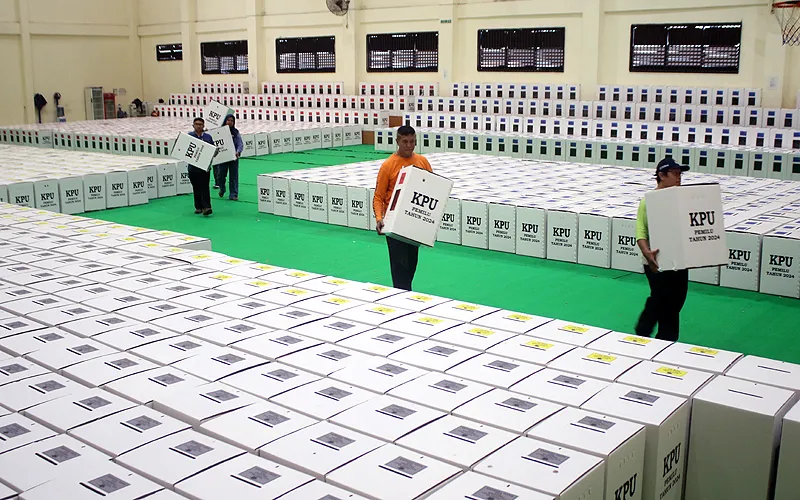 Total 2.068 kotak suara telah dirakit dan akan diisi surat suara, tinta, dan lain-lain untuk didistribusikan ke 517 TPS setiap kelurahan. Kotak suara yang sudah dirakit terlebih dahulu ditempatkan di GOR Otista dengan penjagaan petugas gabungan untuk selanjutnya didistribusikan ke masing-masing Kelurahan. Robinsar Nainggolan