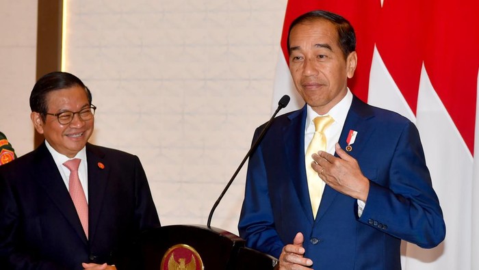 Momen Jokowi berdasi kuning. (Foto: Rusman - Biro Pers Sekretariat Presiden)