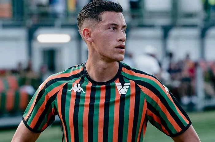 Resmi Jadi WNI, Jay Idzes Siap Bela Timnas Sepak Bola Indonesia. (Bola).