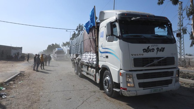 Ilustrasi. Truk bantuan kemanusian di Jalur Gaza. (REUTERS/IBRAHEEM ABU MUSTAFA)