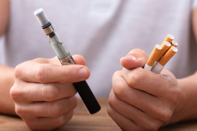 Efek samping rokok elektrik untuk kesehatan ternyata sama dengan rokok biasa.(SHUTTERSTOCK/Andrey_Popov)